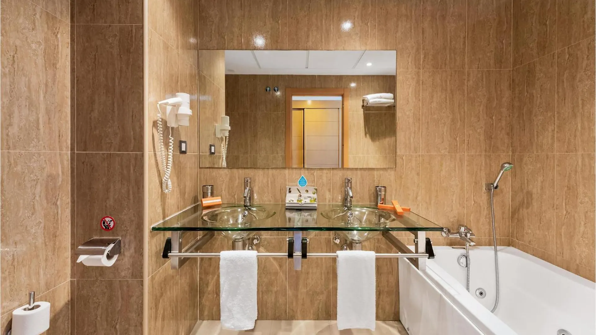 Amazing Apartment In エステポナ 0*,